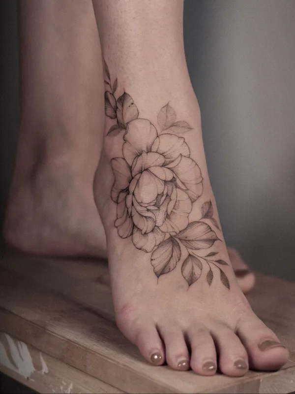 female black and grey fineline 纹身 在 foot #56111 | 纹身师 Krysz