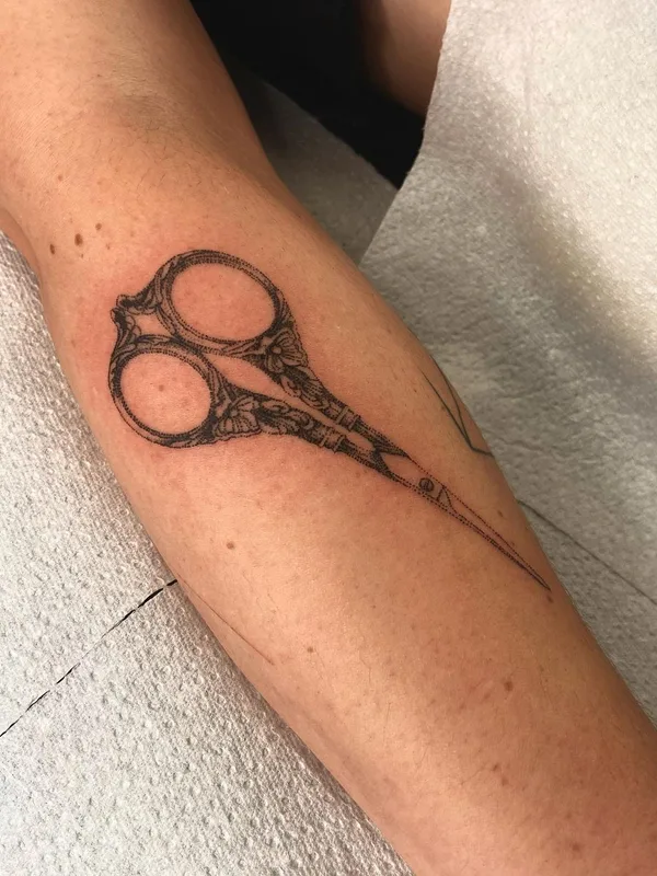 black linework tattoo auf forearm #56276 | Tätowierer Mackenzie