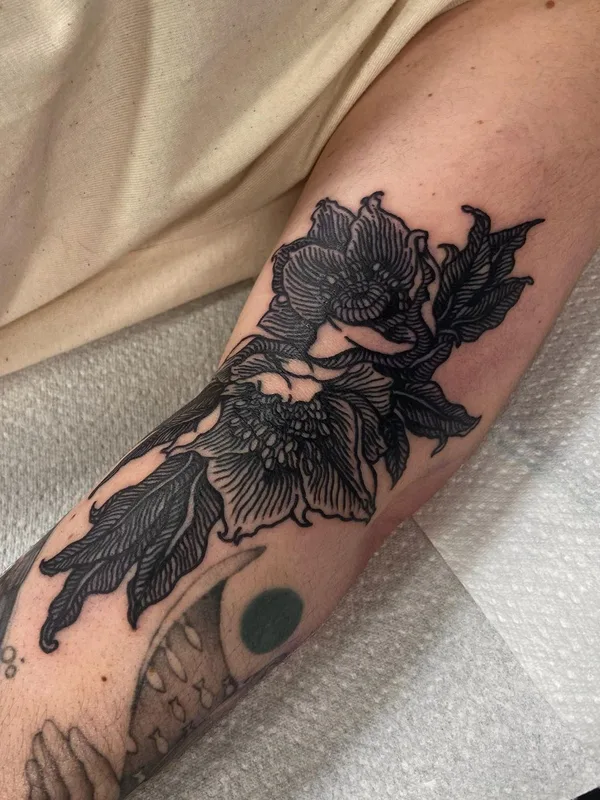 black blackwork tattoo auf forearm #56281 | Tätowierer Mackenzie