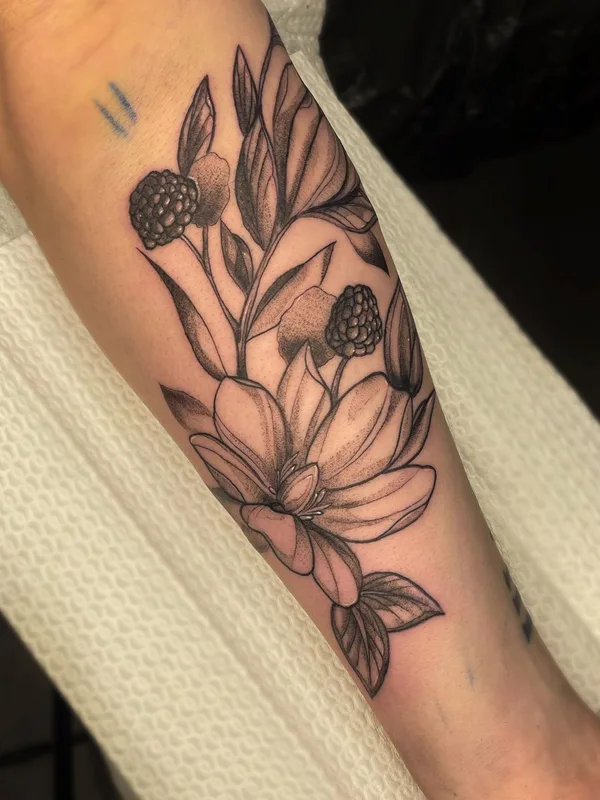 black and grey botanic tattoo auf forearm #56302 | Tätowierer Lisa Rosenfeld