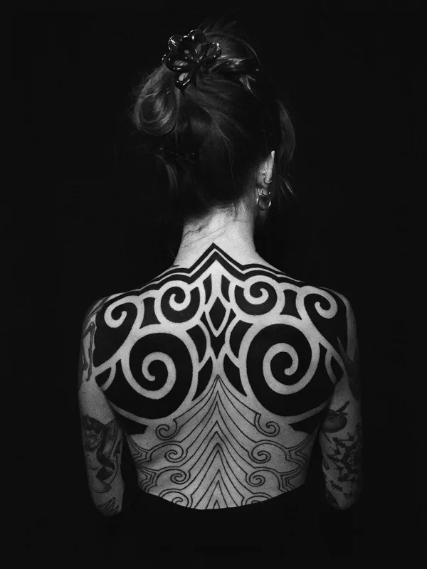 female black blackwork 纹身 在 full back #56704 | 纹身师 Sarita
