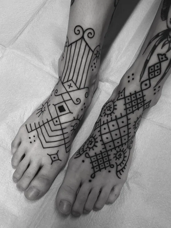 black blackwork 纹身 在 foot #56712 | 纹身师 Sarita