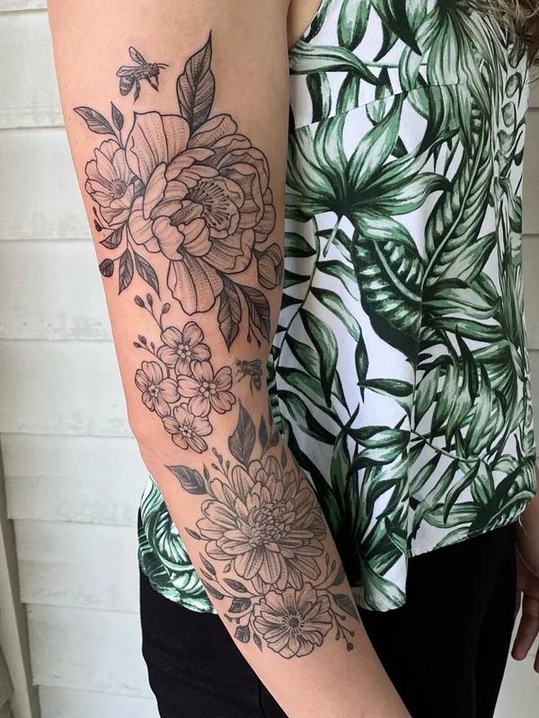 female black and grey botanic tatuaje en forearm #56750 | Tatuador Laura Black