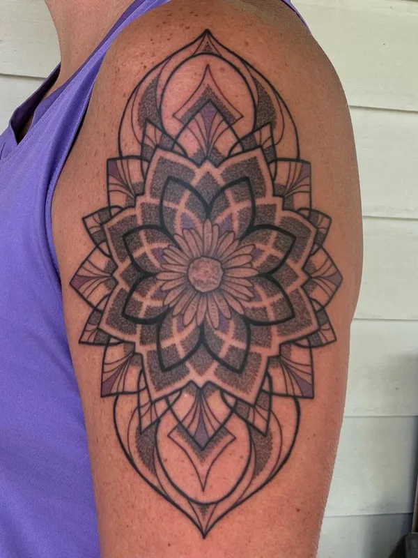 female black and grey mandala tatuaje en upper arm #56748 | Tatuador Laura Black