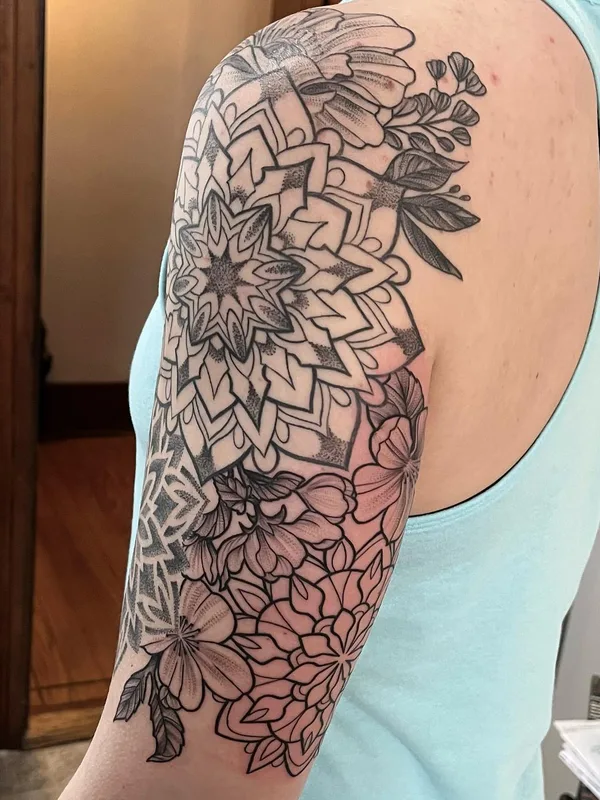 black and grey mandala tatuaje en full sleeve #56742 | Tatuador Laura Black