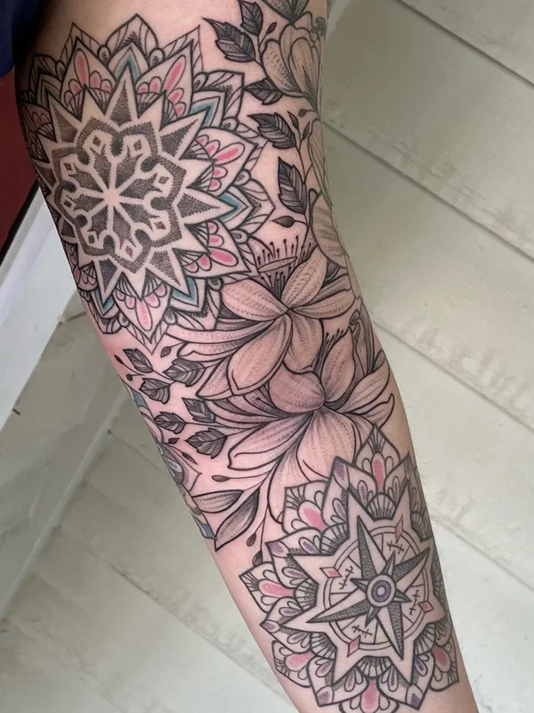 black and grey ornamental tatuaje en forearm #56746 | Tatuador Laura Black