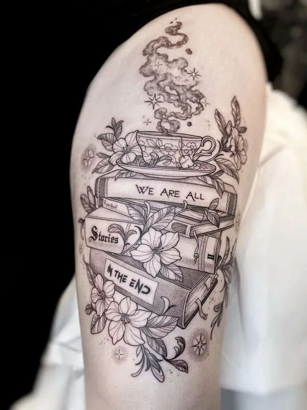 black and grey blackwork tattoo auf upper arm #56778 | Tätowierer Maret Brotkrumen