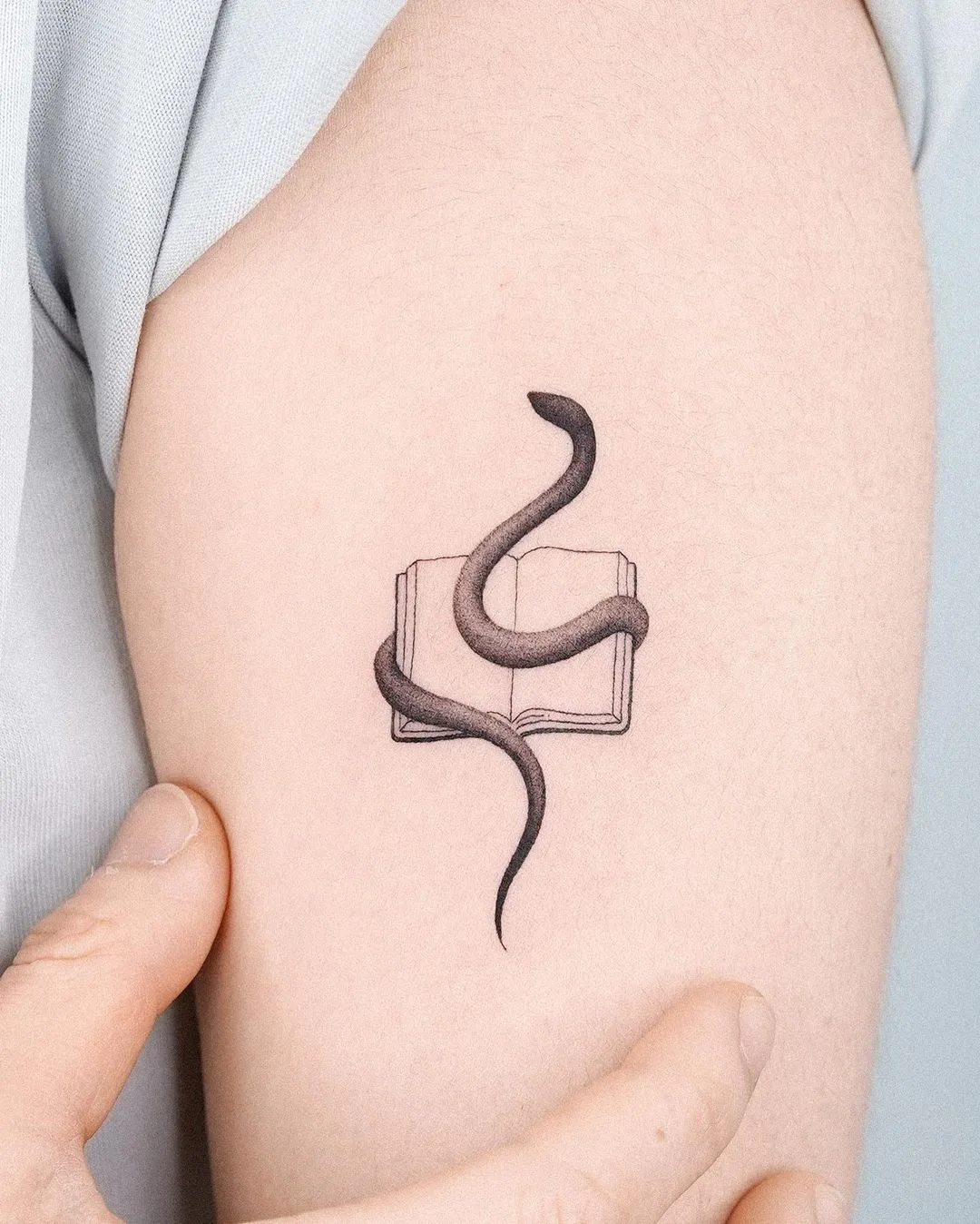@choiyun_tattoo 的蛇渐变纹身