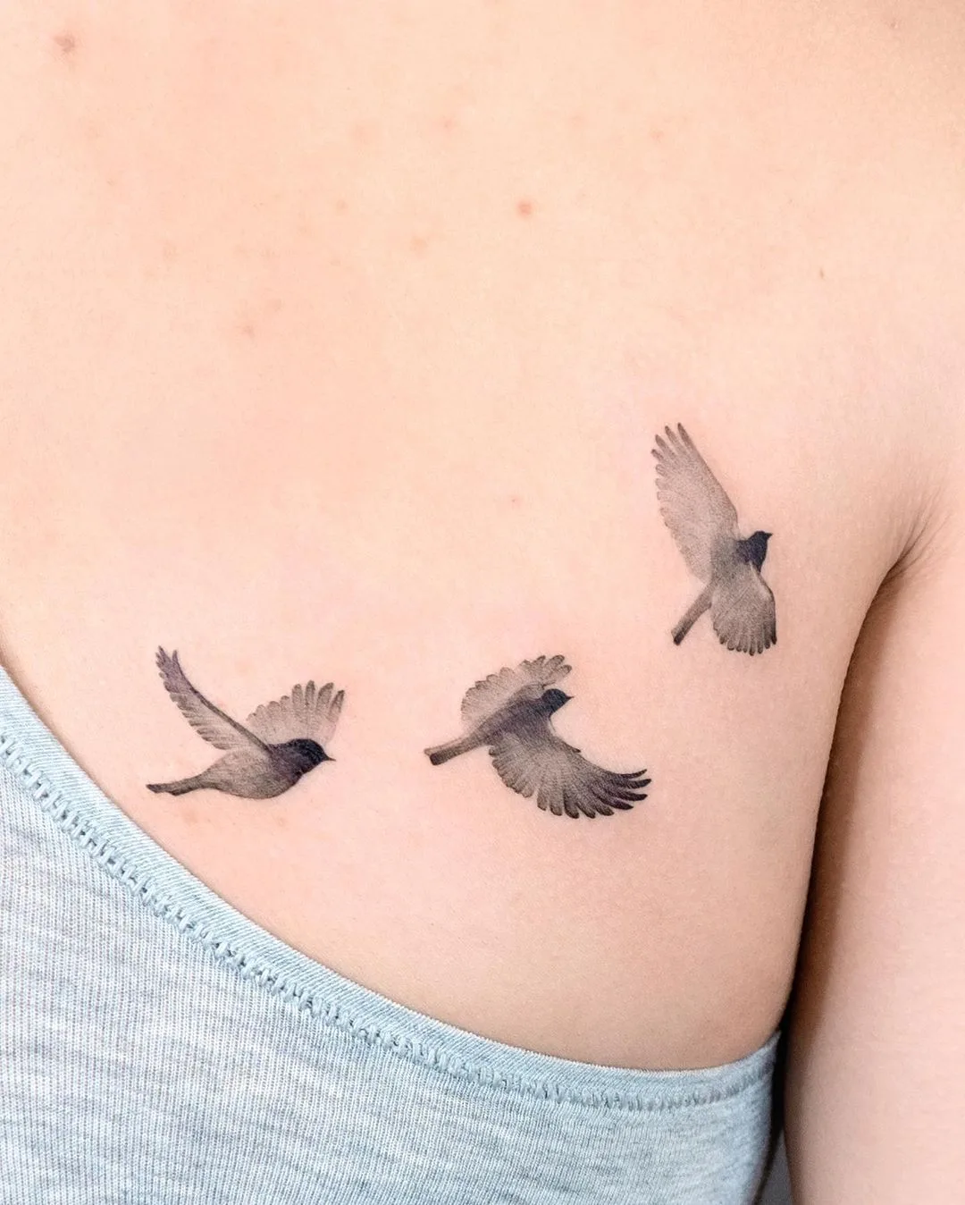 @choiyun_tattoo 的飞鸟黑色渐变纹身