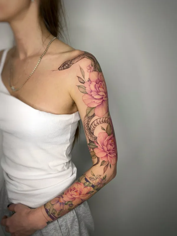 female color botanic tatuaje en arm #56936 | Tatuador Olga Kotova