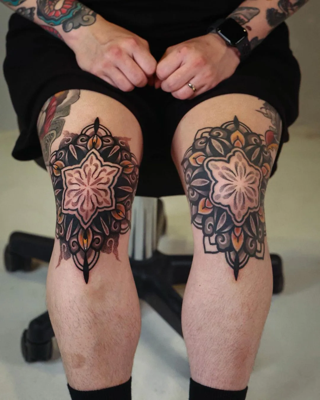 Tatuaggio mandala in Dancheong sui ginocchi da Kiwa