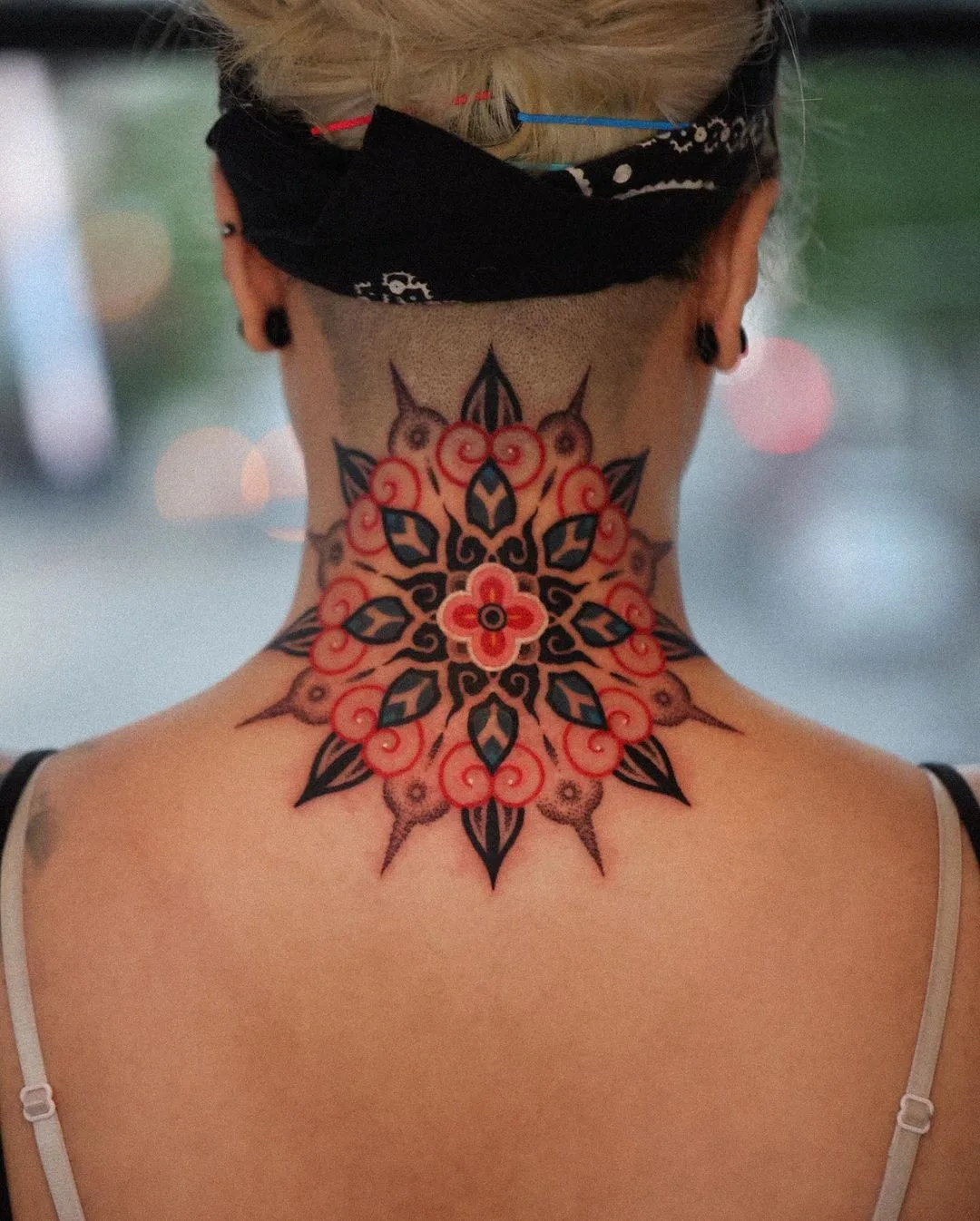 Tatuaggio mandala in Dancheong sul collo da Kiwa