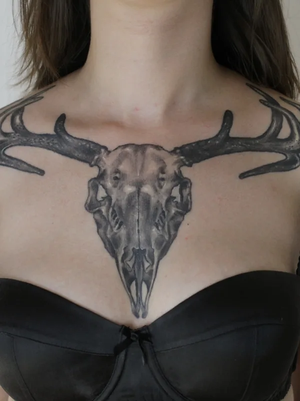 female black and grey black and grey 타투 부위 sternum #57087 | 타투이스트 Anna Guskova