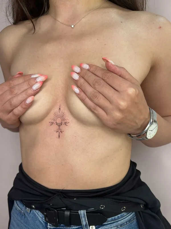 female black linework Tatuaggio su sternum #57136 | Tatuatore Элеонора Джен