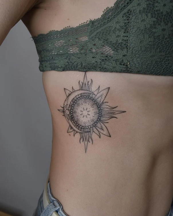 Лайнворк Sun, Moon tattoo на Рёбра