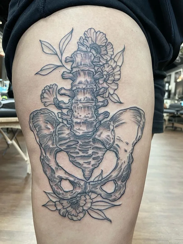 black and grey black and grey Tatuagem em thigh #57249 | Tatuador Kirsten Marsden Ballantyne