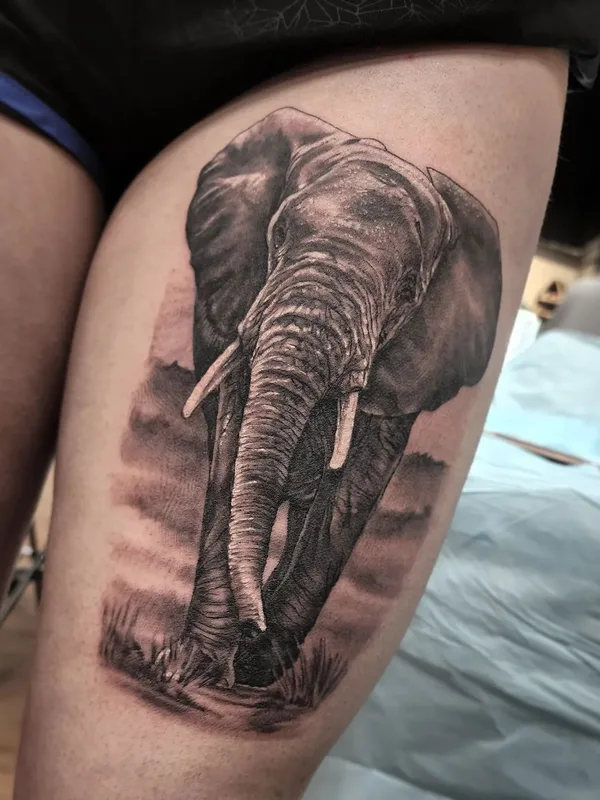 black and grey realism tatuaje en thigh #57276 | Tatuador Danny Bayron