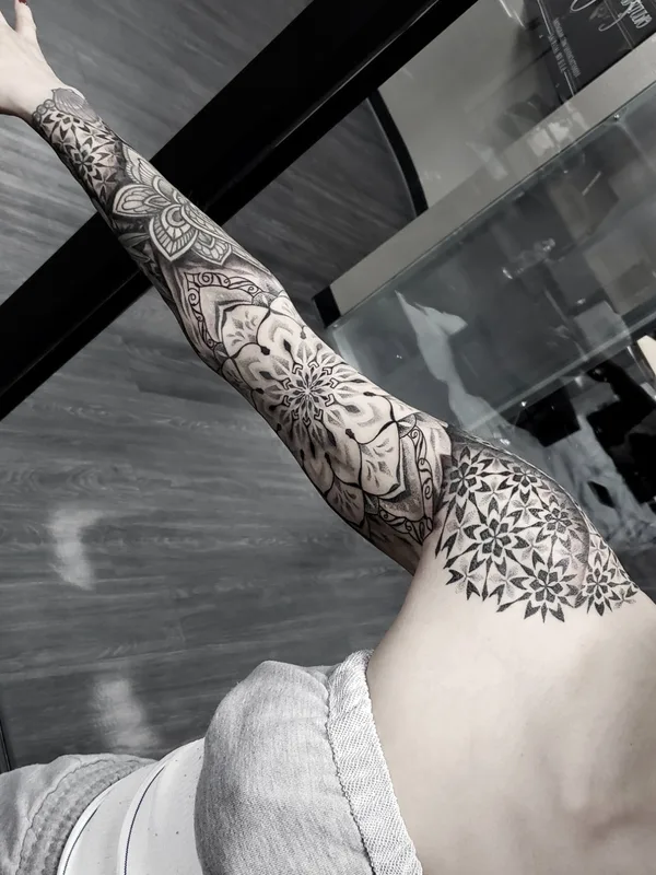 male black ornamental Tatuaggio su sleeve #57281 | Tatuatore ILYA CASCAD