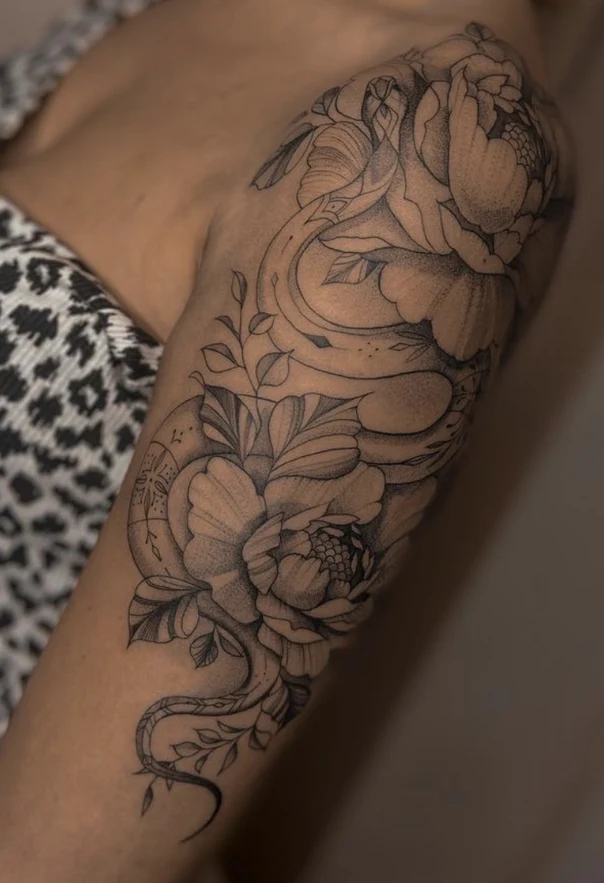 Файнлайн Flower, Botanical tattoo на Плечо