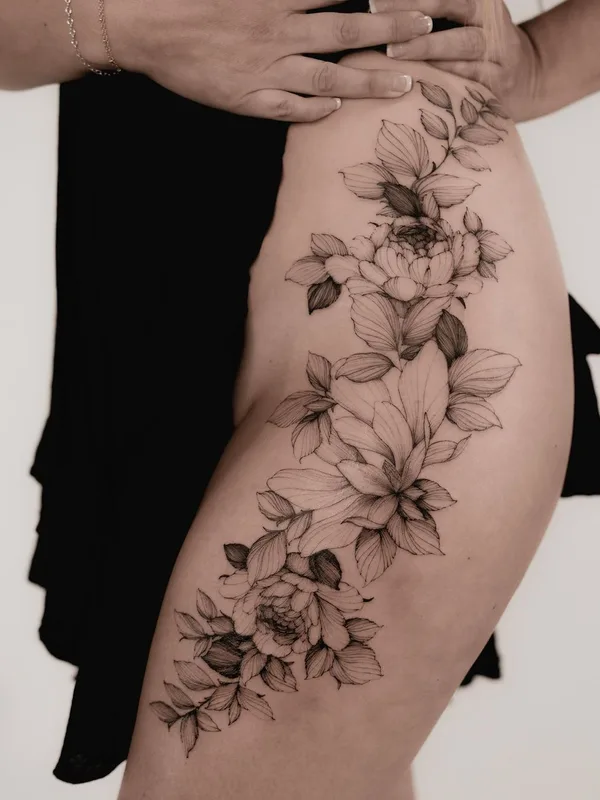 female black and grey botanic tatuaje en thigh #57577 | Tatuador Mr Marek