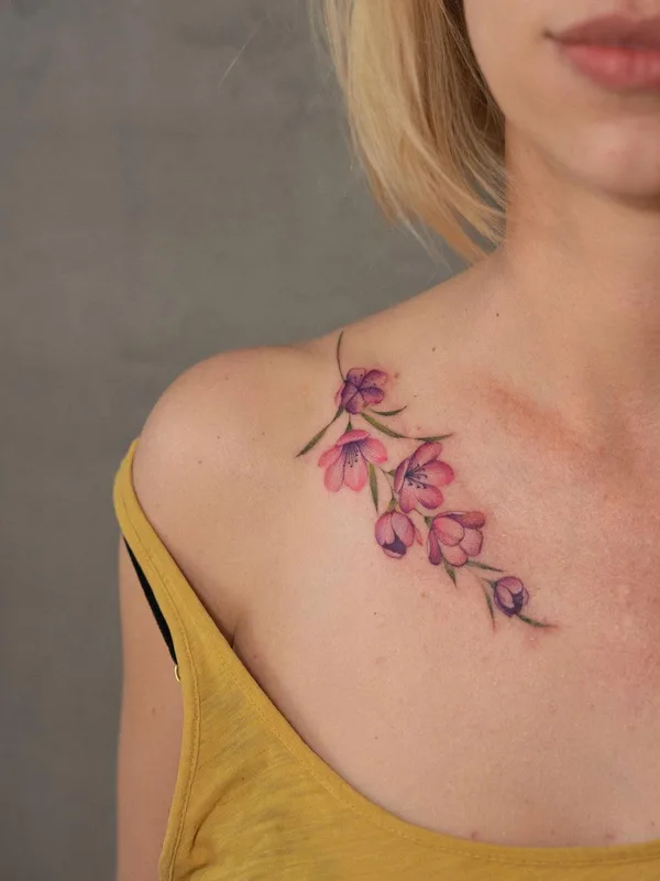 female color botanic Tatuaggio su collarbone #57632 | Tatuatore Anna Botyk