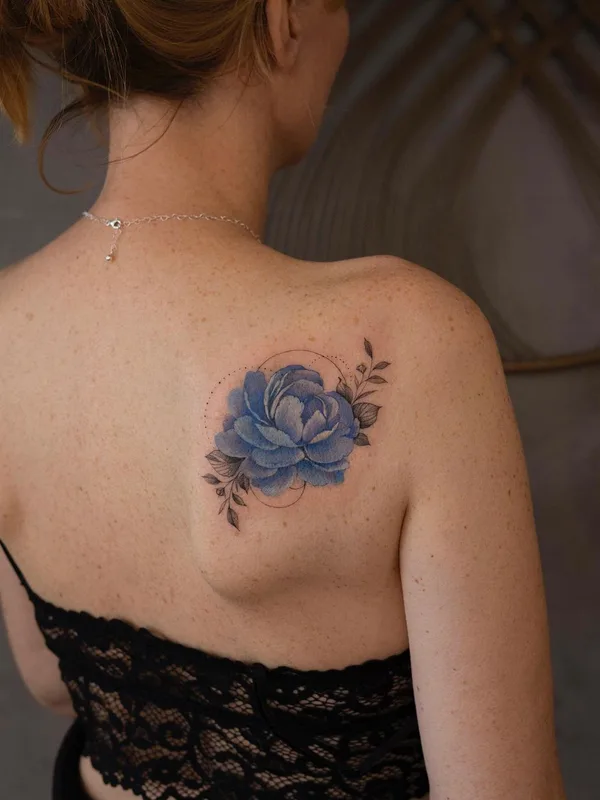 female color botanic Tatuaggio su shoulder blade #57638 | Tatuatore Anna Botyk