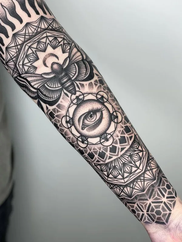 black and grey blackwork tatuaje en forearm #57830 | Tatuador Suttoos