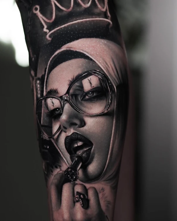 Реализм Portrait, Crown tattoo на Предплечье