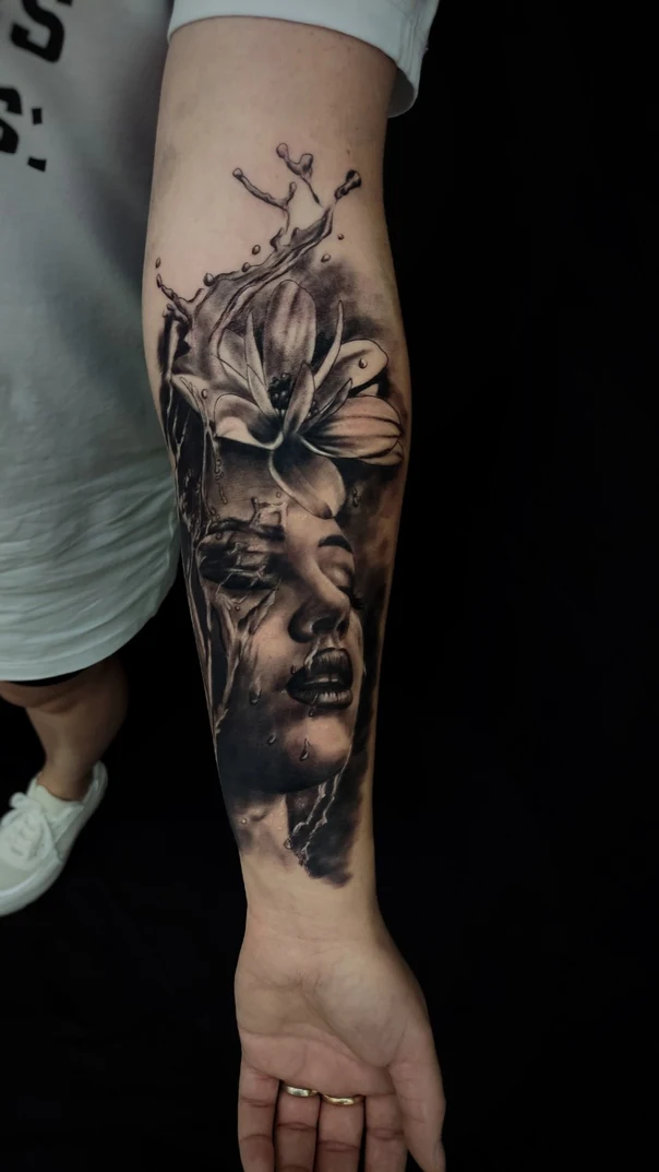 Реализм Woman, Flower tattoo на Предплечье