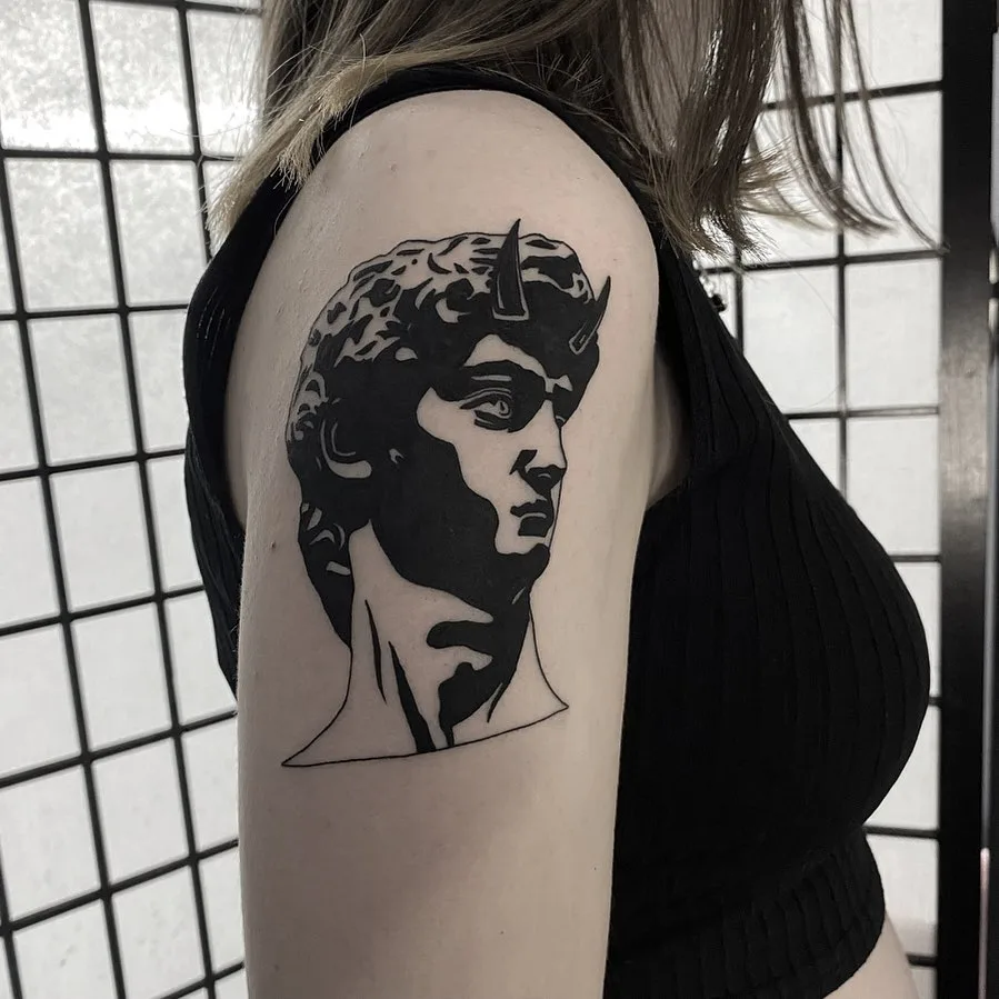 Artista de tattoo Levi Cherry
