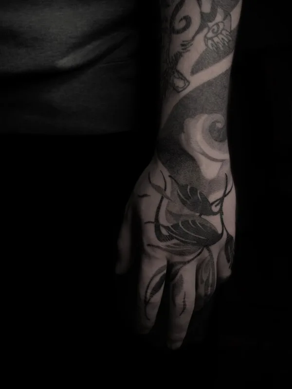 black blackwork татуировка на hand #72518 | Тату мастер baaad.ink