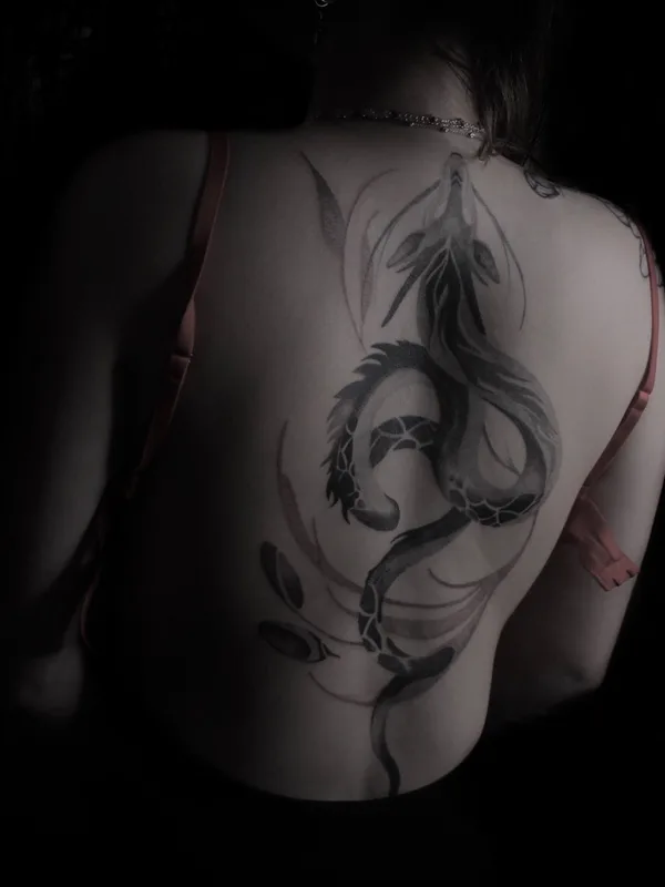 female black and grey blackwork татуировка на upper back #72524 | Тату мастер baaad.ink