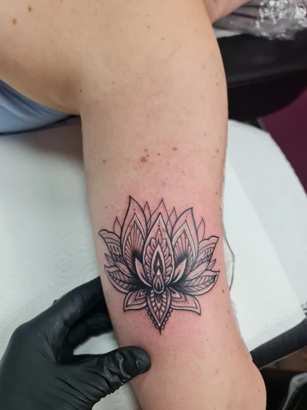 black linework tattoo auf forearm #72687 | Tätowierer Mariya Yolova