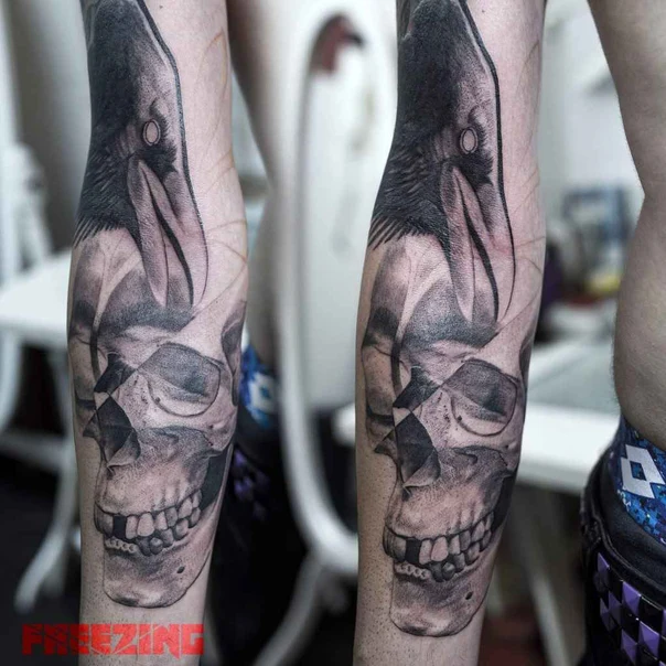 Чёрно-серая Skull, Crow tattoo на Предплечье