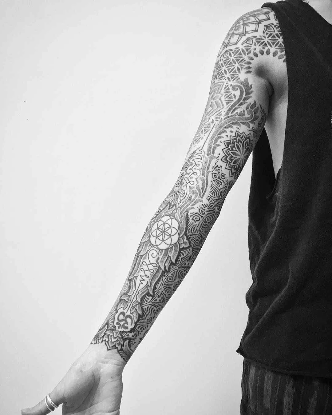 Tatuagem mestre Inga Hannarr preto e branco dotwork blackwork tatuagem sagrada | Artista de tatuagem Inga Hannarr black dotwork blackwork tatuagem sagrada