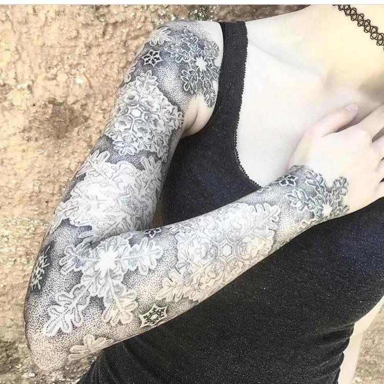 Tatuagem mestre Inga Hannarr preto e branco dotwork blackwork tatuagem sagrada | Artista de tatuagem Inga Hannarr black dotwork blackwork tatuagem sagrada