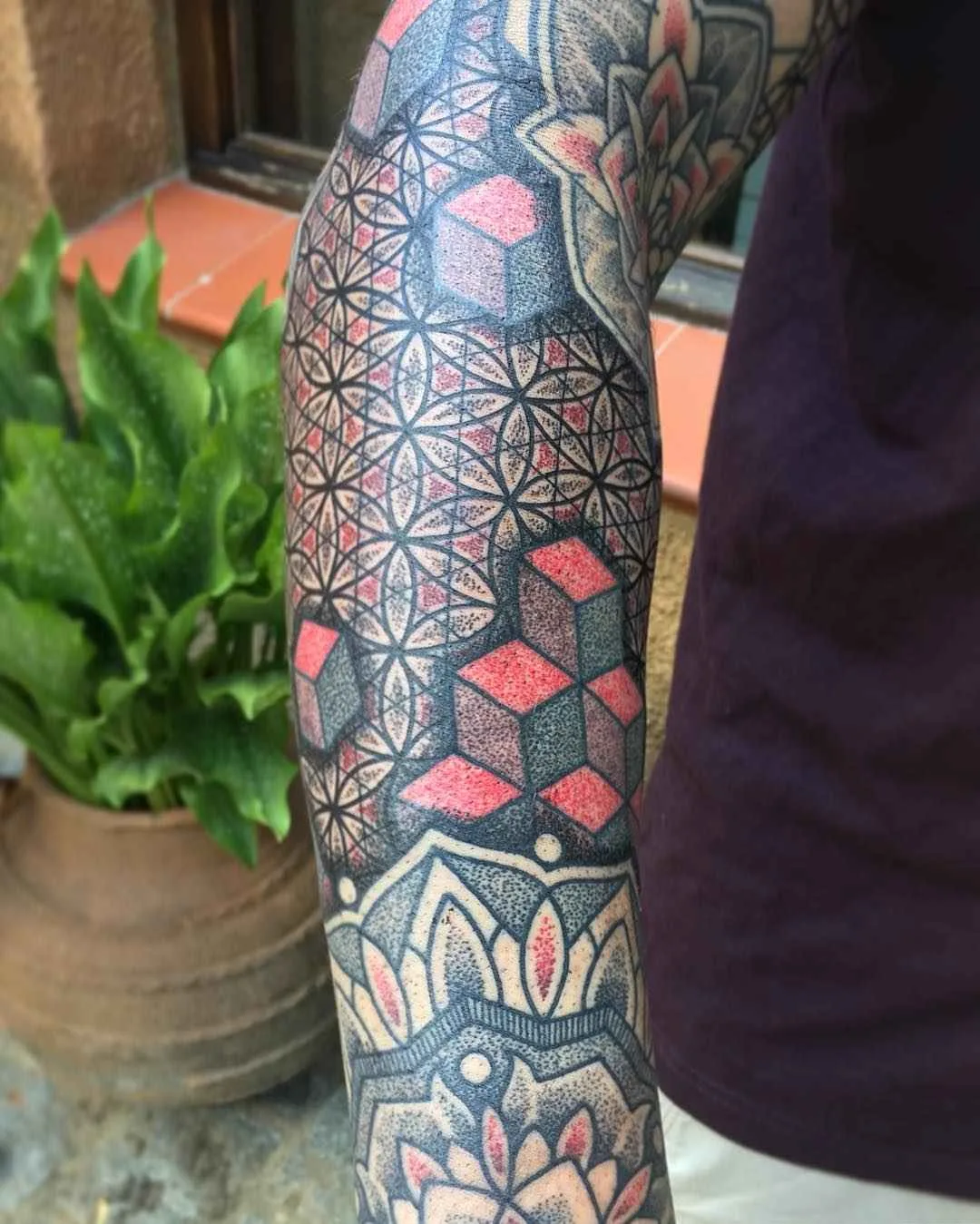 Tatuagem mestre Inga Hannarr preto e branco dotwork blackwork tatuagem sagrada | Artista de tatuagem Inga Hannarr black dotwork blackwork tatuagem sagrada