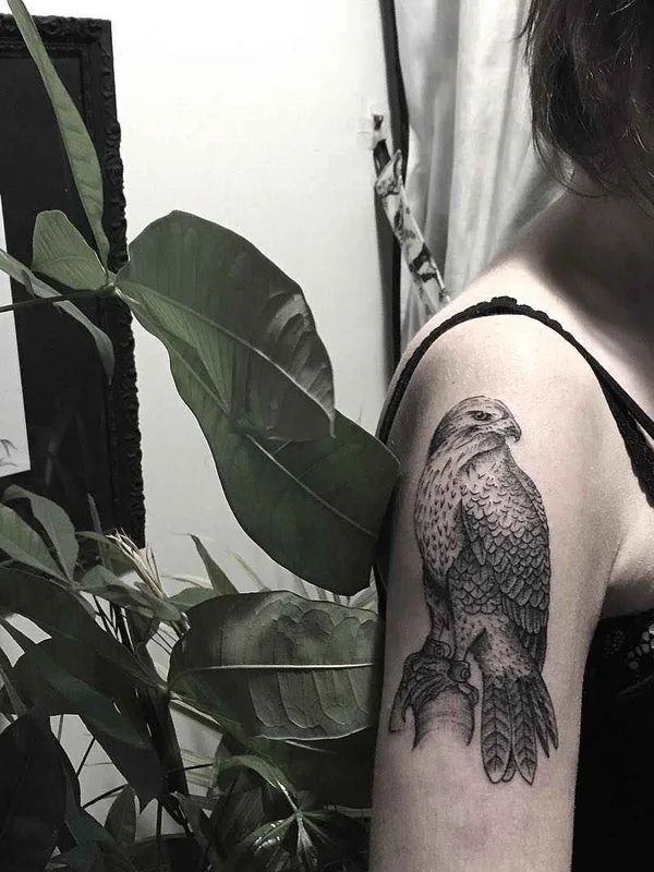 female black and grey realism Tatuaggio su upper arm #11955 | Tatuatore Olivier Casault