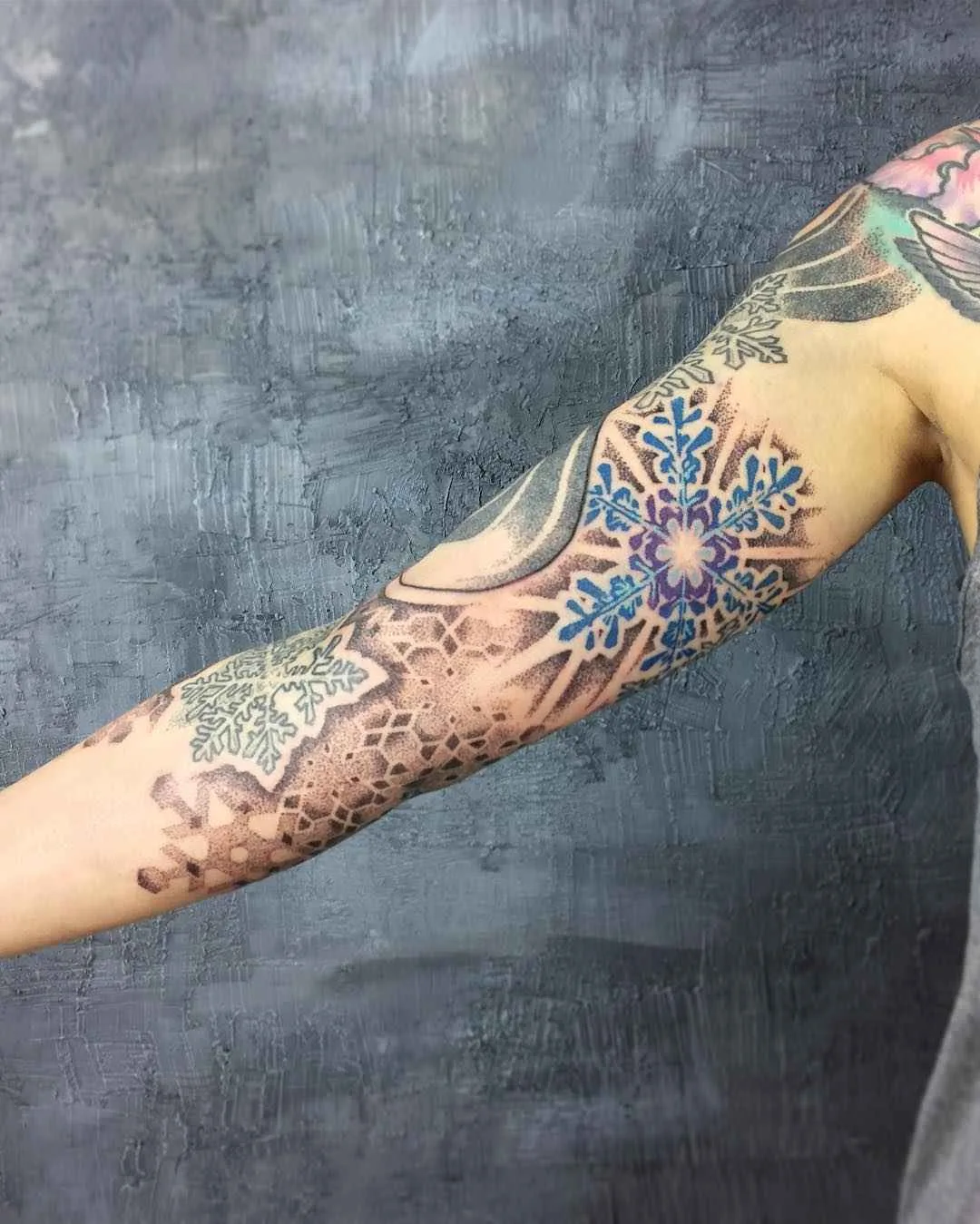Tatuagem mestre Inga Hannarr preto e branco dotwork blackwork tatuagem sagrada | Artista de tatuagem Inga Hannarr black dotwork blackwork tatuagem sagrada
