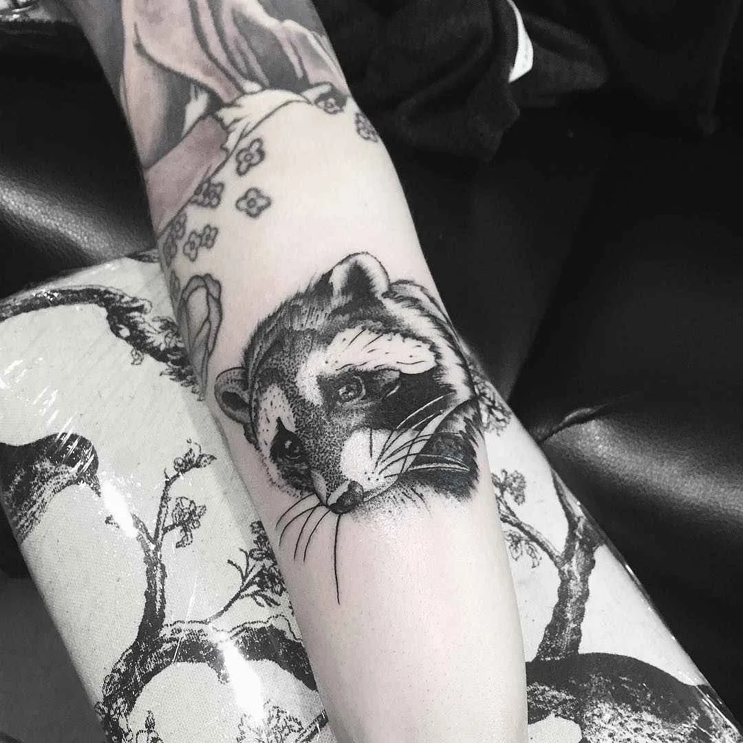 Tatuador Olivier Casault tatuagem preto e branco dotwork linework tattoo | Artista de tatuagem Olivier Casault black dotwork blackwork linework tattoo