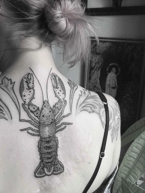 female black and grey blackwork Tatuaggio su upper back #11958 | Tatuatore Olivier Casault