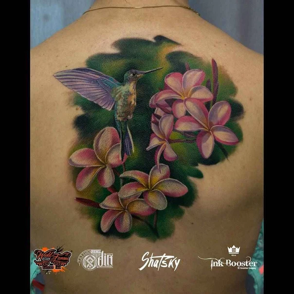 Реализм Hummingbird, Flowers tattoo на Верхняя часть спины