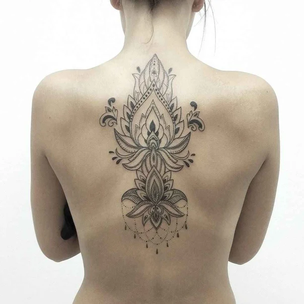 Орнаментальная Lotus, Floral tattoo на Верхняя часть спины