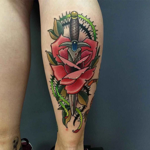 Традиционная Rose, Dagger tattoo на Икра