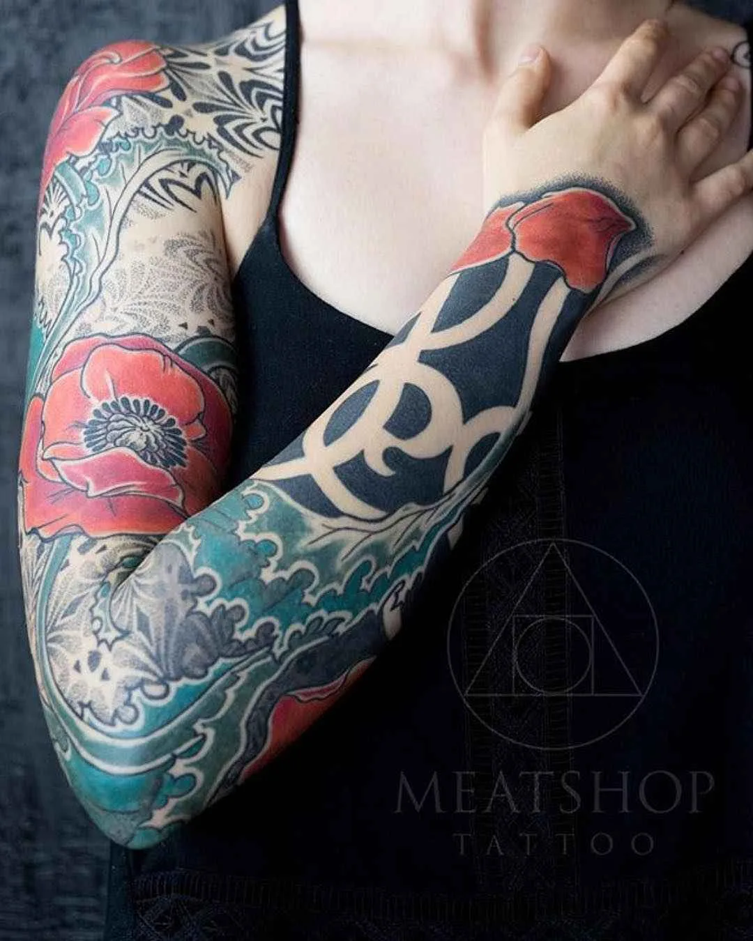 Tatuagem mestre Inga Hannarr preto e branco dotwork blackwork tatuagem sagrada | Artista de tatuagem Inga Hannarr black dotwork blackwork tatuagem sagrada