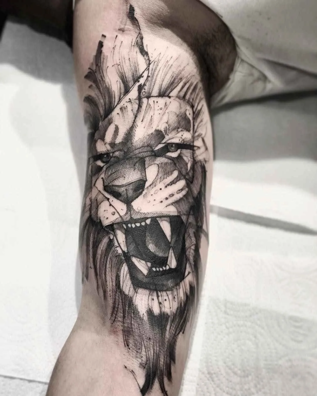 Significato dei tatuaggi di leone: una guida completa sulle simbologie, gli stili e le considerazioni chiave - image 4