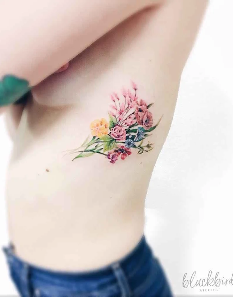 12 piccole tatuaggi romantici per ragazze