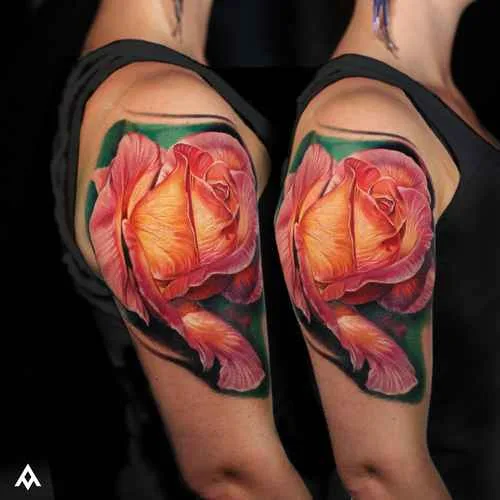 Ein lebhaftes, realistisches Rosen-Tattoo mit detaillierten Schattierungen und Farbverläufen auf Schulter und Arm platziert.
