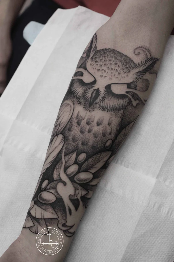 Блэкворк Owl, Leaves tattoo на Предплечье