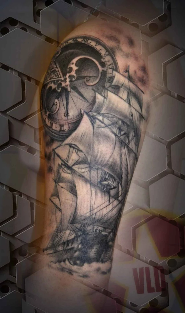 Чёрно-серая Compass, Ship tattoo на Предплечье